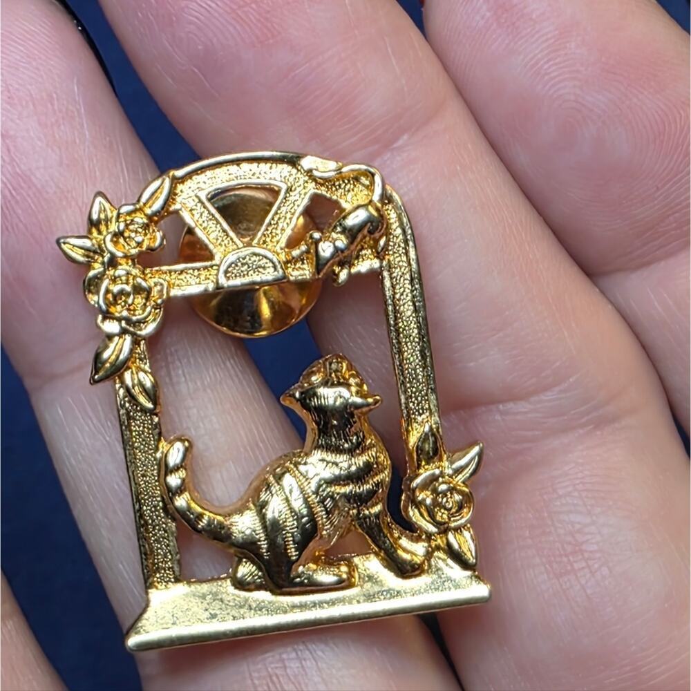 Figural Cat Door Knocker Brooch Pin Novelty Gold Tone 341 - Picture 4 of 6